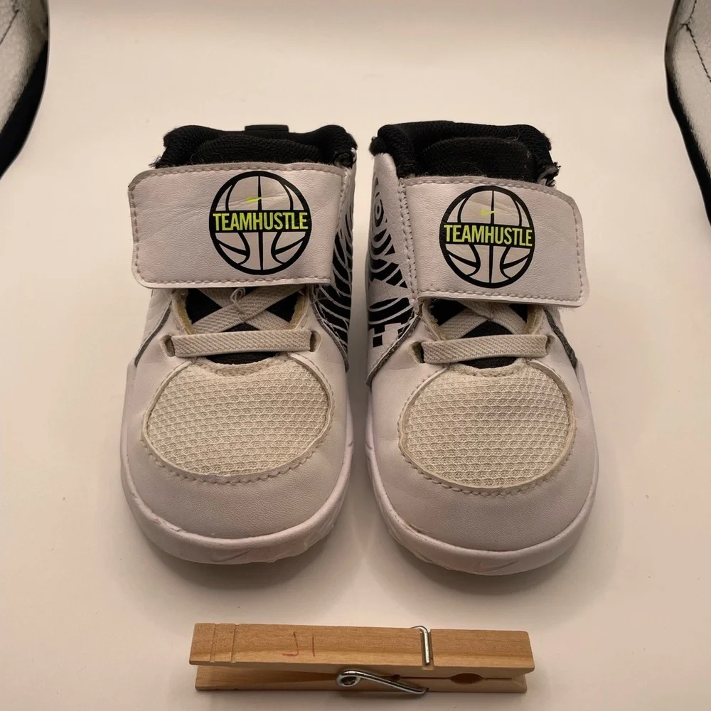 Nike Hustle boys White and Black High-Top Sneakers size 5C